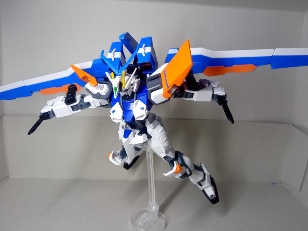 空中戦その2腕に装備したアーマーシュナイダーを持って斬りかかっています。アーマーシュナイダーは腕部に2つ、そして腰部に2つ装備しています。