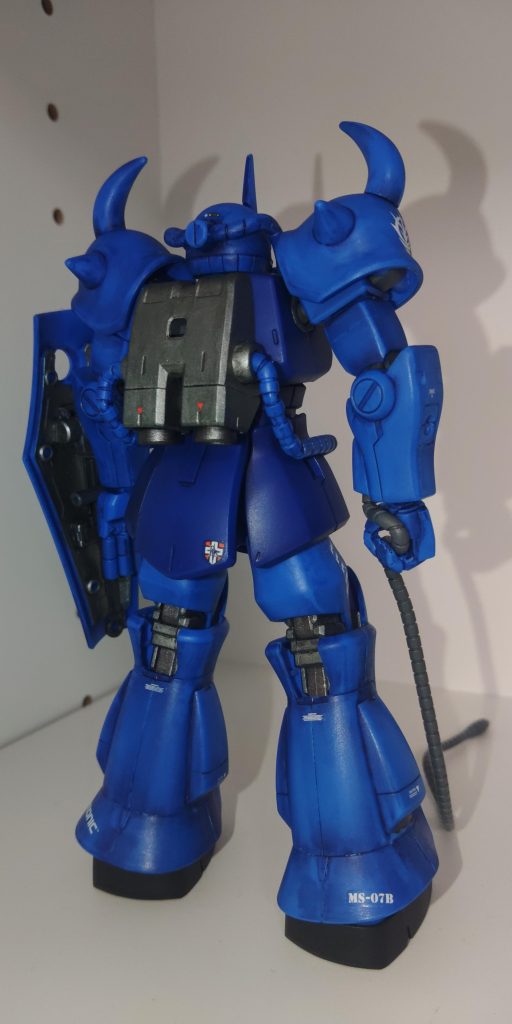 デカールはガンダムデカールのジオニック社デカールを使いました。ラル大尉搭乗機をイメージしましたが、パーソナルマークをどこに貼れば良いのか、迷い、迷い、迷い疲れました。結果はご覧のとおりです。答えは一つではないも思いますが、やっぱり階級は肩が良かったなと思いました。でも決まりがないからこそ自由度もあって、オリジナリティが出るのが良いんですよね。やっさん!「プラモは自由だ」