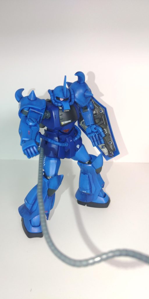 持たせる武装はヒートロッド一択でした!グフと言えばこれですよね!モノアイがうまくおさまってくれなくて、動かせないので、ヒートロッドで攻撃中の目線で固定です。。。ポーズに飽きたらモノアイはやり直しです。ついでに少しウェザリングもしようと思います!