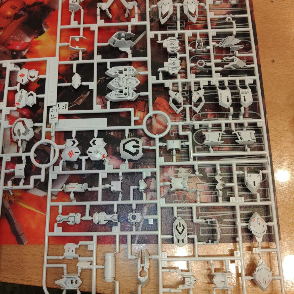 ランナー状態でスミ入れ、デカール貼り、つや消しトップコートしてます。