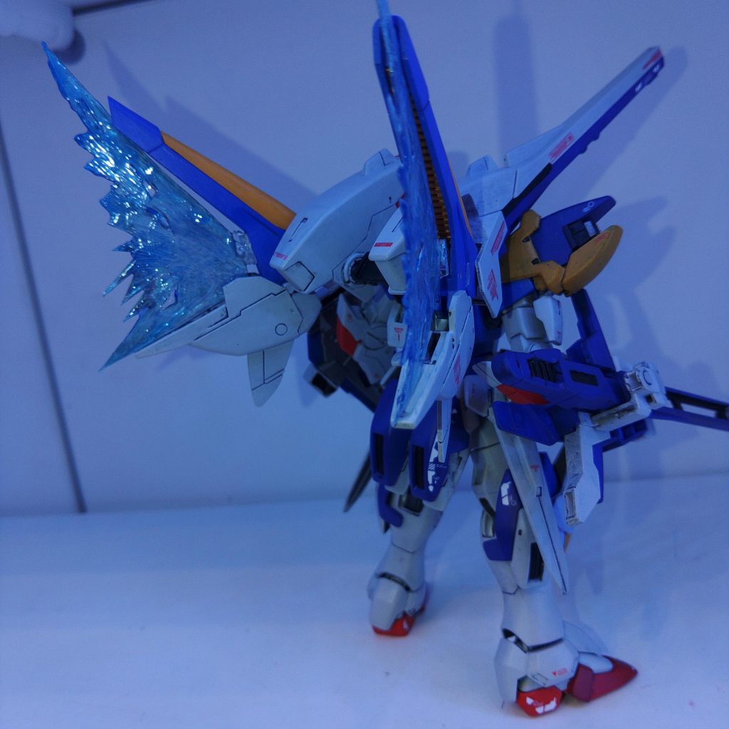 光の翼は透明プラ板を切り出し後、ガンダムマーカー光の翼ホロブルーを塗り、その上からUVレジンを盛り付け。