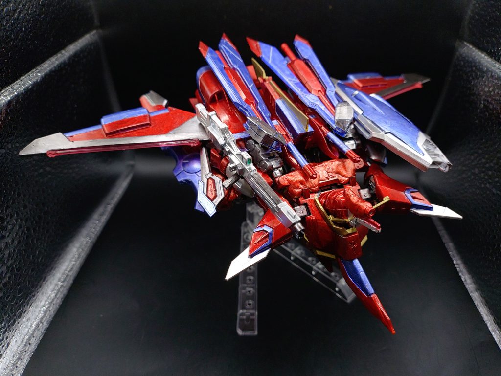 ◯MA形態イモータルジャスティスから継承。変形方法にあまり変化はありませんが、バックアップを変更、コクピットブロックをカスタムしたため、機首は胸から変形する方針に変更しています。