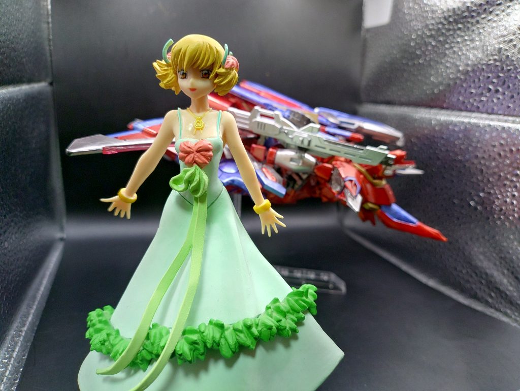 ◯機体解説イモータルジャスティス　スペックⅡイモータルジャスティスの設計からアスラン専用に再設計した、核エンジン搭載型近接特務仕様機。ファウンデーションとの戦闘から大破したイモータルジャスティスの改修案のひとつとして、アスラン専用に計画。ファトゥムの分離システムを戻し、バックアップシステムとして採用する。ファトゥム以外にも他のバックアップを装備する事も可能で、より多彩な戦闘ができるように計画された。ストライクフリーダムの搭乗データから立体的な戦闘能力も買われ、本体にもインパルスのような分離システムを採用された。しかし、アスランがコンパス部隊への配属が決まらなかったために凍結された。