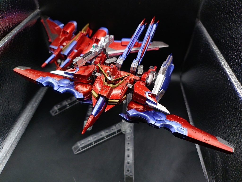 ◯分離機構搭載本機の最大の特長である分離ギミックです。アスランの戦闘技術を最大限に生かせるように、インパルスのデータから分離ギミックを継承しています。これにより、近接機の弱点である多数に囲まれた状況であっても死角なしに、対応が可能となります。