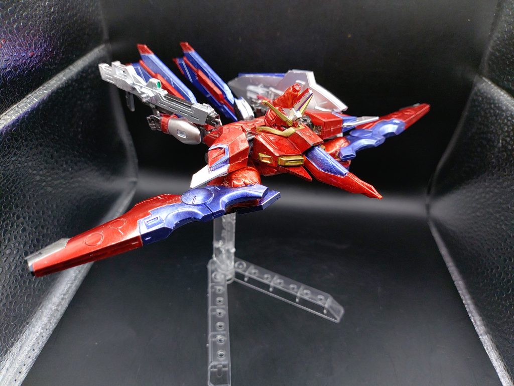 ◯トップフライヤー　MA形態背部に装備していた、バインダーを主翼に変形させて飛行形態に変形。分離により機体自体が軽量化したため、機動力は向上しており、正面の面積も減ったため、被弾率が下がります。ボトムフライヤーと連携して、敵を挟み込むなど一機で立体的な戦闘をおこなう事が可能です。