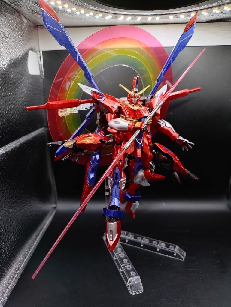 ◯アクションビームブーメランだけでは不安定なため、ビームサーベルも装備。腰のクローも展開することで、ジャスティス系統にはなかった４本腕での近接戦闘が可能です。