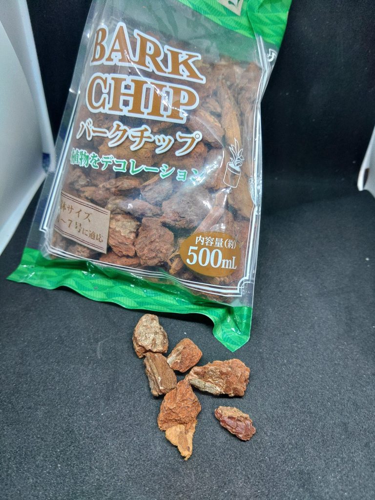 土台の岩は百円ショップで買ったバークチップを接着剤で固めてジャーマングレーで塗りました。そしてニュートラルグレーでウェザリング(？)。