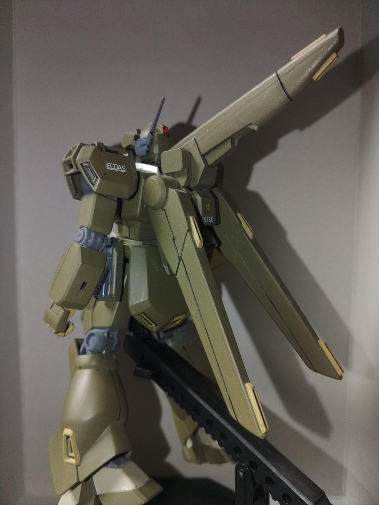 ガンダム世界の指揮官機におけるお約束、高機動高火力重装甲三点セットです。