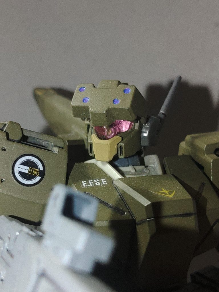 頭部はスタークジェガンとエコーズジェガンのパーツのミキシング。カメラアイは内部をメッキシルバーで塗装、モノアイにはHアイズのグリーンをはめ込んで顔を覗き込んだ際、目がハッキリ見えるようにアレンジ。エコーズジェガンのピンク色のバイザーも丁度良い色の濃さです。