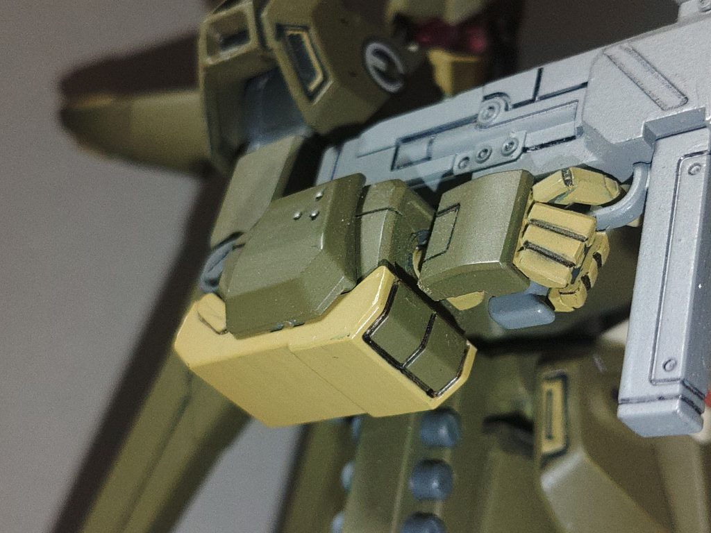 右腕にあるのはグレネード/ミサイルランチャーではなくサーベルラック、ここは近年のラックの中身はグレネードとサーベルの選択式という設定を頂戴しました。手を離して隙を作らずライフルを向けたまま左手でビームサーベル抜刀します。