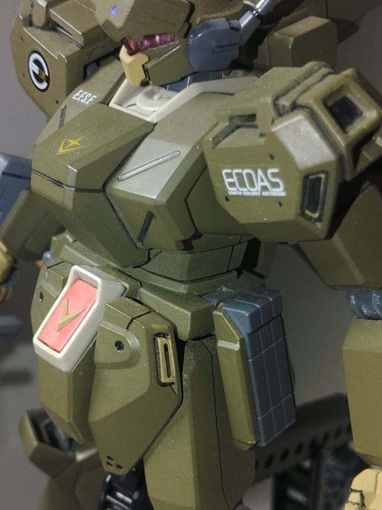 ビームサーベルの格納箇所が右腕に移り、左腰はスタークジェガンのマガジンラックを装着、特殊部隊仕様らしく強襲、継戦能力を付加。