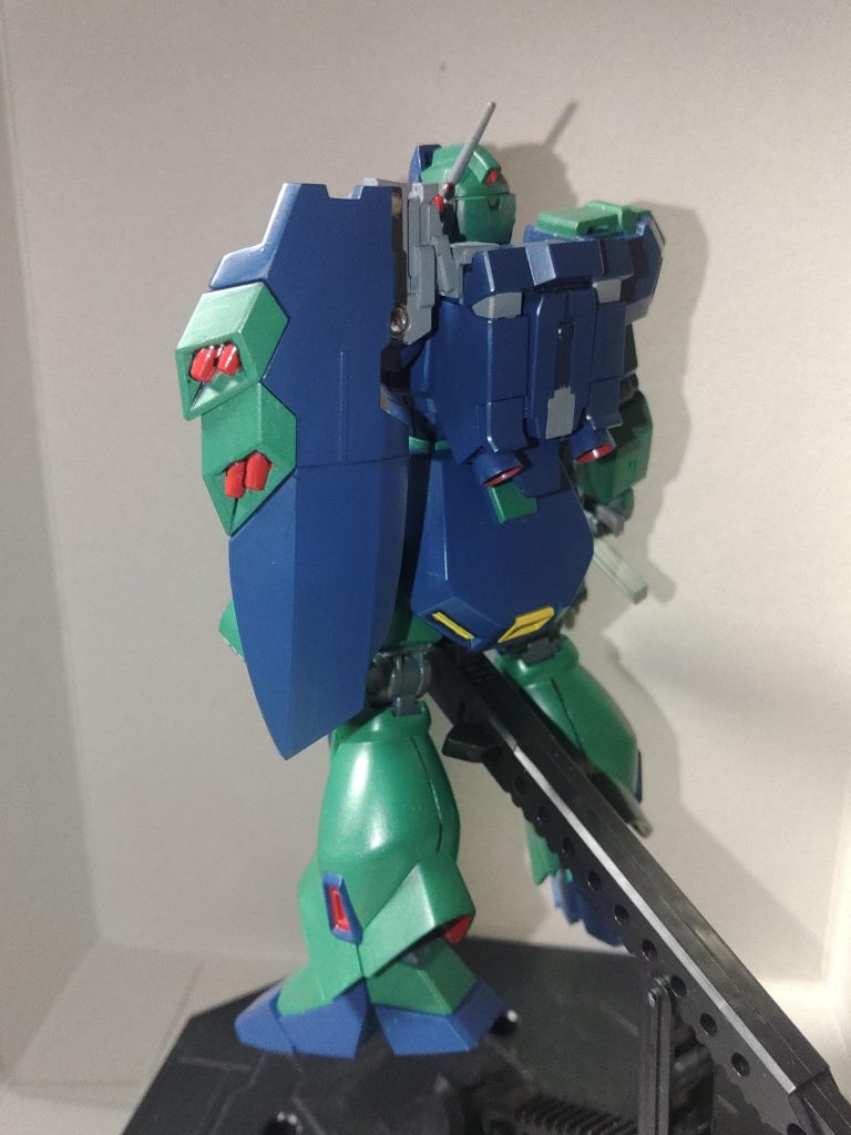 ジェスタのバックパックとシールドを搭載した以外は先に投稿したエコーズ指揮官機と似たようなパーツ構成です。