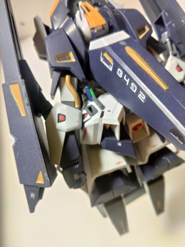 部隊番号から一部の人にはお分かりの通り、あの部隊がモチーフです。元々格好良い成型色なので、それを活かす形でケーブルや細かいモールドを中心に部分塗装と墨入れ、トップコートのみ。