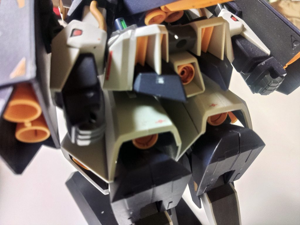 せっかく新規パーツの付属しているフライルーなので一部使いました、MA形態の背面に集中したスラスターがより迫力を増しています。各部のマーキングはRG MkⅡから拝借。