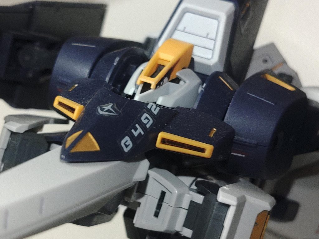 お気に入りの顔、凹モールドの中に目を書き込むつもりでしたが、実際に描いてみたらあまりに小さい目だったのでモールドは無視しました。