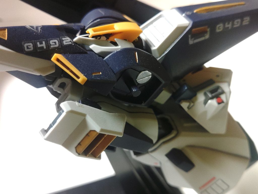 フライルーの腰パーツの一部は船舶のバウスラスターのような、水平方向への方向転換用補助スラスターとして機能するイメージで組み込み。ガンダム作品の可変機は素で大体そういう事を強引にやってそうですが。