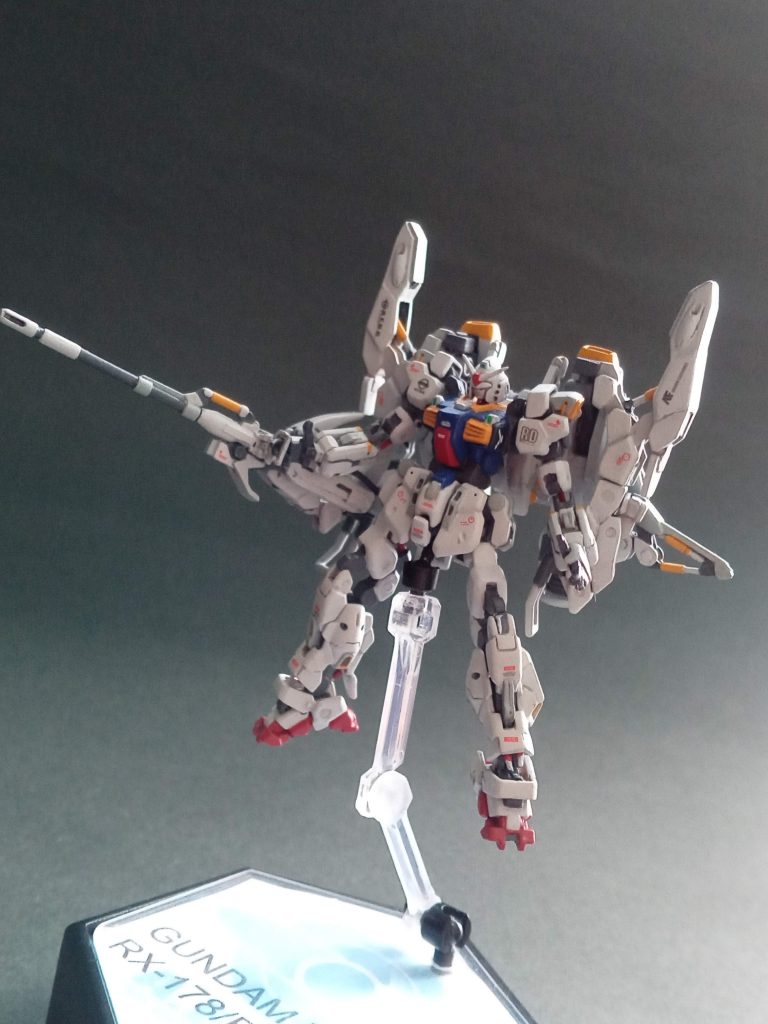 ロングライフルをサブアームとサイドグリップで保持モード。