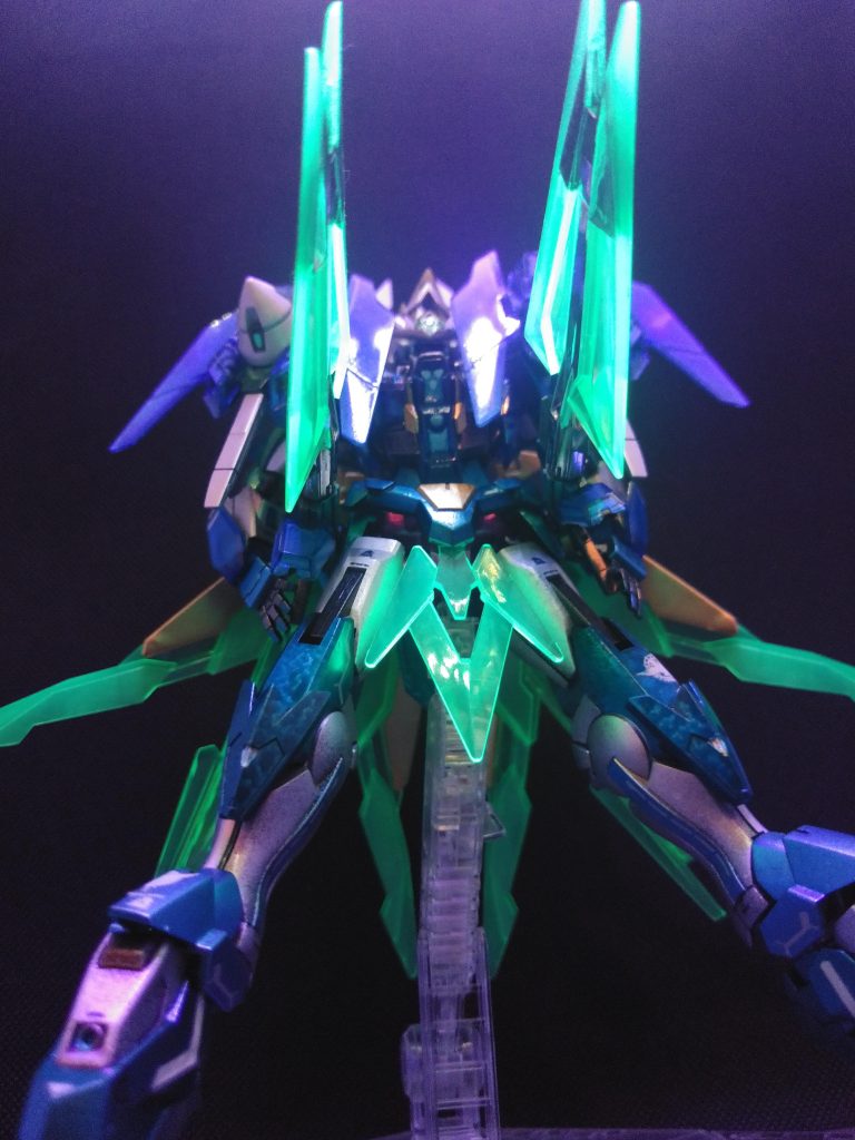 ■GNブロードソード手持ちで振り回したりヴェスバー的な射撃を想定した武器ではあるがほぼ使われることはなく補助スラスター及び防御装甲と化している。