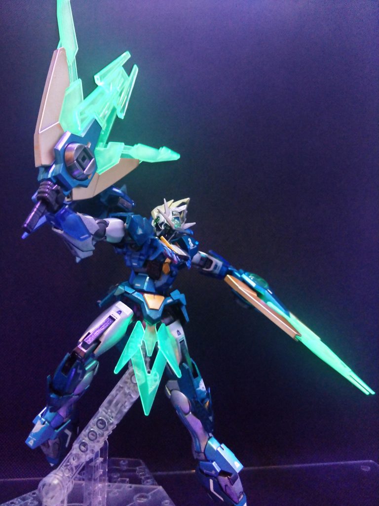 ■ノアコンデンサーユニット大剣モード&扇剣モードパイロットの性格上使われそうにない武装。GNドライヴを手持ち武器として振り回すのはリスクが高い為アークドライヴユニットと違い大容量GNコンデンサーとなっている。通常時は腰部にマウントし集光エフェクトをスカート状に広げ機動性を確保している。