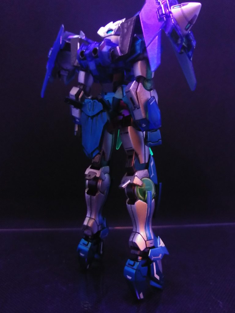 後腰にはノアコンデンサーユニット接続基部を増設。前腕部にネオジム磁石を内蔵、それに伴いアークブレイザー接続軸は採用見送り。クリアパーツ装甲の裏面にガンダムマーカー光の翼ホロブルーを吹いているのでラメってます(*´ー｀*)各部に蛍光クリアを塗布することによりブラックライトに反応して発光します。あと足を最近流行りのハイヒール化してます。