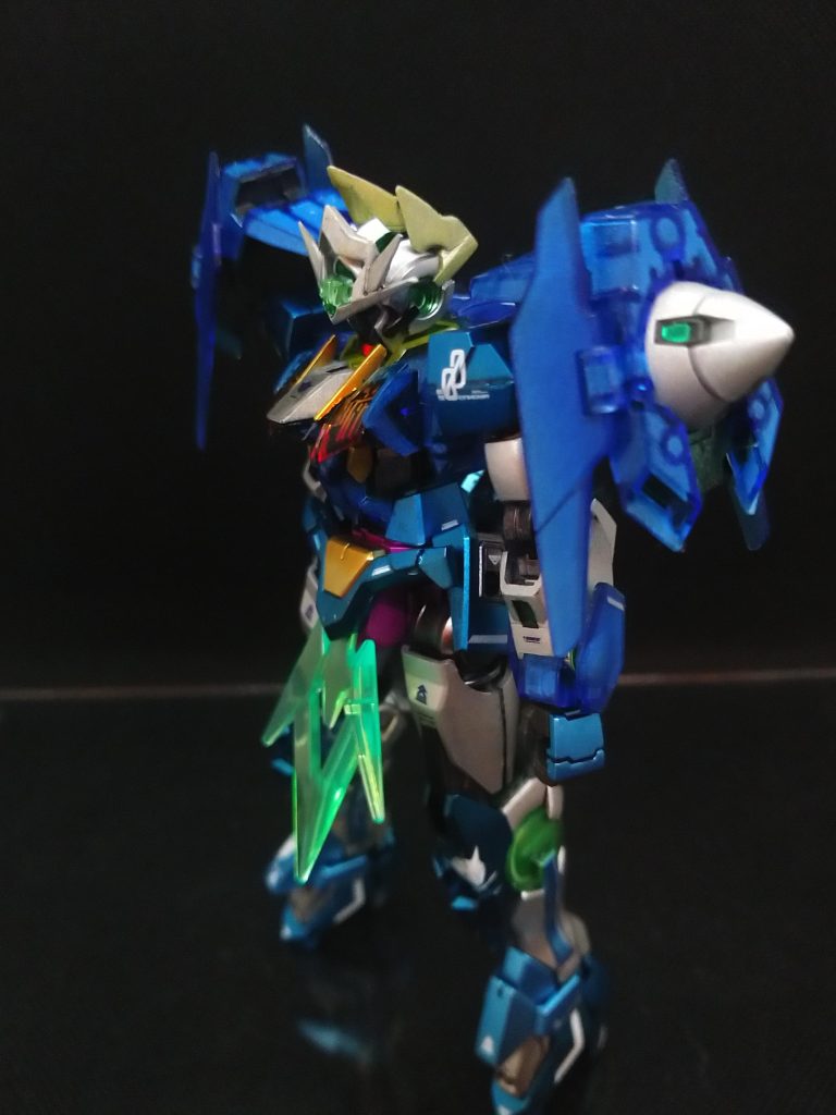 倒す事より護る事を主眼において改造されたガンダムダブルオーダイバー。元キットの良好な可動域は健在。頭部アンテナの増設により両肩のGNドライヴから発生させるGNフィールドの繊細な制御を可能としている。という妄想。