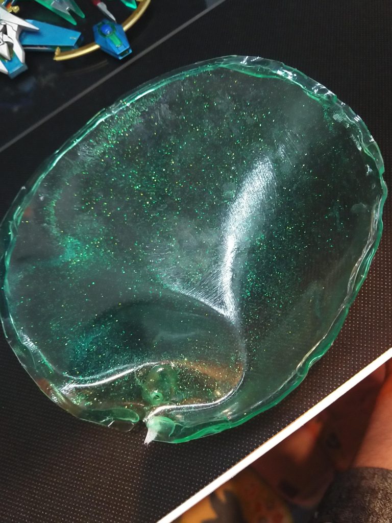 薄すぎたのか硬化しきってなかったのかスタンド接続部で自重に負けて変形(涙)地震で揺られたのも一因かもしれない。指で圧して戻そうとしたら割れてもた(笑)これまたリトライですなぁ(･ω･｀*)