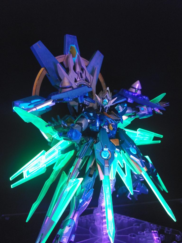 クリアパーツを活かしたくて裏面にガンダムマーカーエアブラシで光の翼ホロブルーを吹いたけどダボや裏打ち補強が目立つ目立つ(￣▽￣;)あとサラっぽくないカラーリングになってしまった(笑)