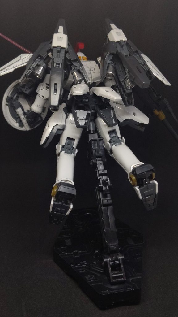 バーニアは、アクセントにガンダムマーカーのメッキシルバーを使用しました。