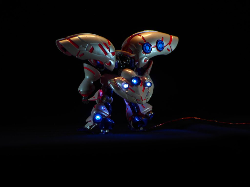 足のスラスターはそのままだと、ただ光ってるだけに見えるのでバーニア形状に無理くり変更しました。