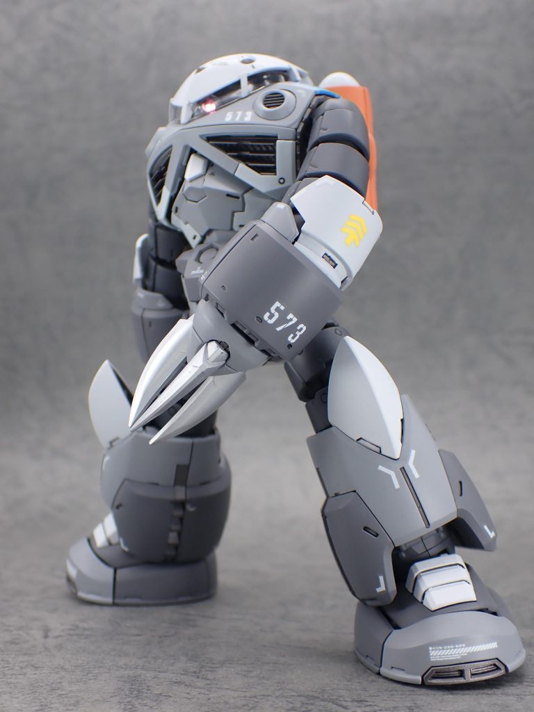 モノアイを光らせるのにライトの位置をかえたり大変でした。クリアパーツ部分が反射して照らしづらいんですよね