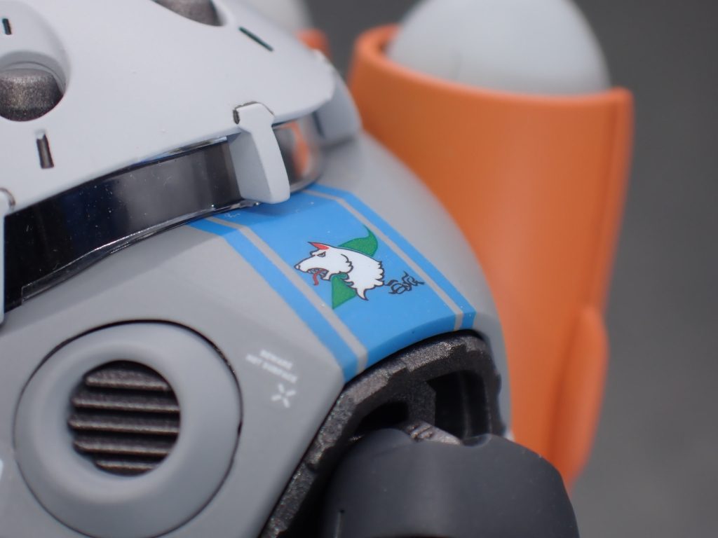 ここはマスキングで水色を塗装して、白狼パーソナルマークを貼り付け。