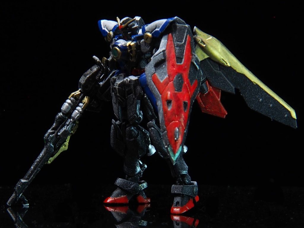 影側から。闇に浮かんでいる……部分的にカラーになっていて「天国と地獄」っぽい?