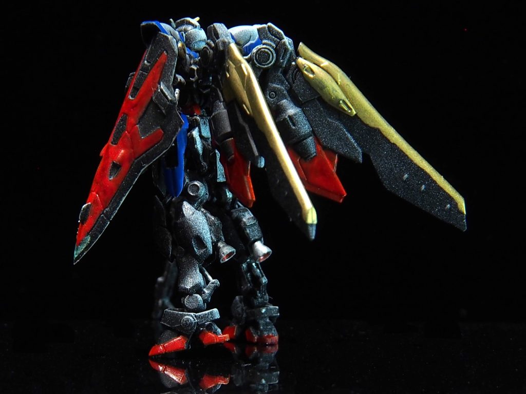 後方影側。なんか左足のかかとが浮いちゃった。バーニアはそのままだと塞がってたのでくり抜いて、内側をメタリックレッドにしました。