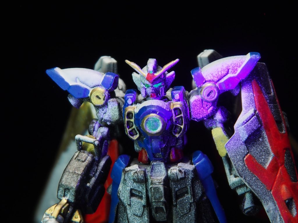 メインカメラ、カメラアイと胸部はブラックライトで光ります。メインカメラちっさ!!削って尖らせた爪楊枝で「ちょん」としました。