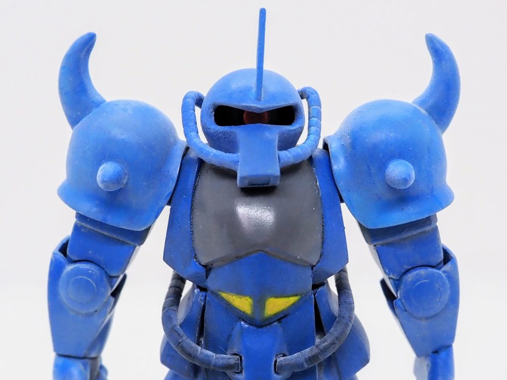 特にこだわったのは頭・胸・肩のバランス肩アーマーが胸部にやや被さって頭部に近いのが初代グフの特徴だと思います