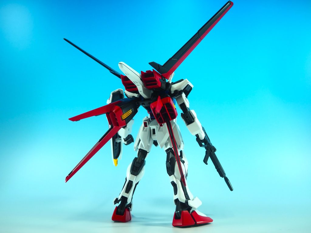 リアとはいえ、全身に何も改造をしていないわけでは無く・印象に影響の少ないフレーム部分に限定し、パネルラインの追加、ディテールを追加・腕の厚みを増やしてプロポーションの調整・ハンドパーツを3Dで自作・顔面を彫り直して、形状変更等、毎度おなじみの事は一通りやっています