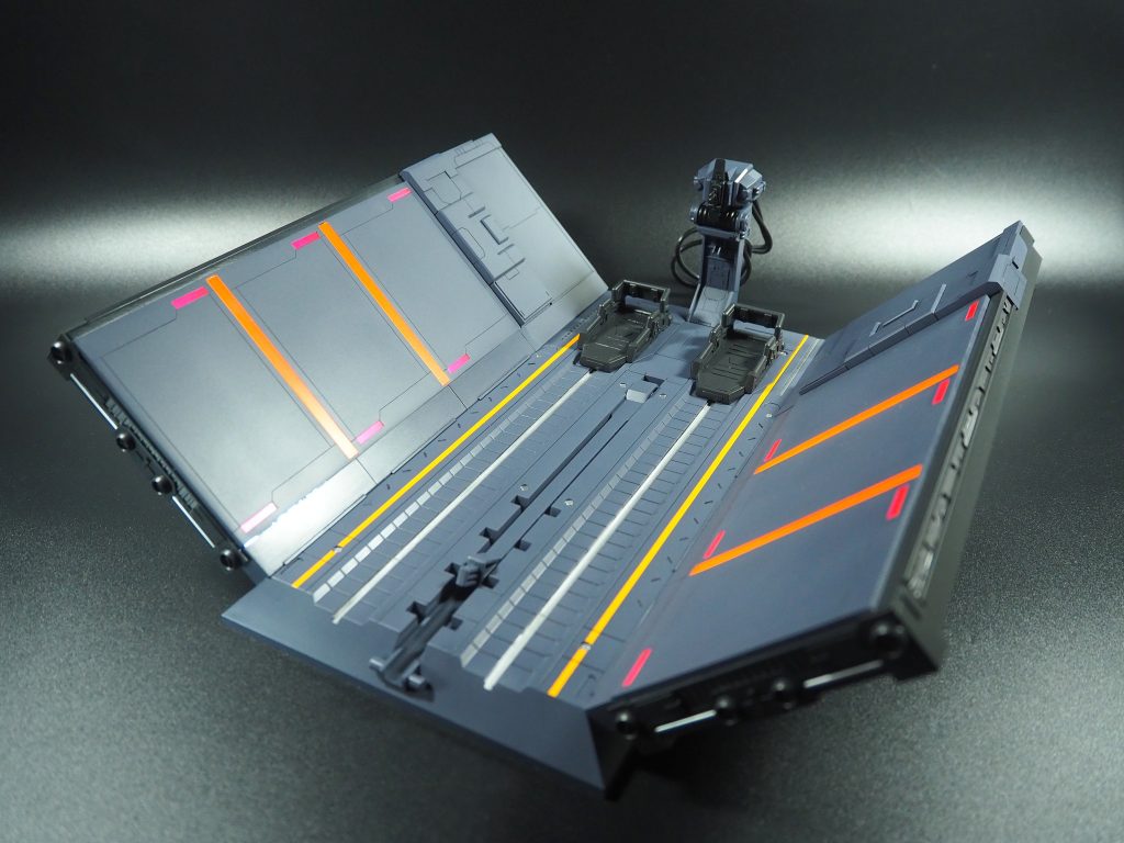 台座付属のカタパルト再現台座に、側面パーツをフルスクラッチで追加して作成蛍光色の部分はLEDで発光するギミック付き