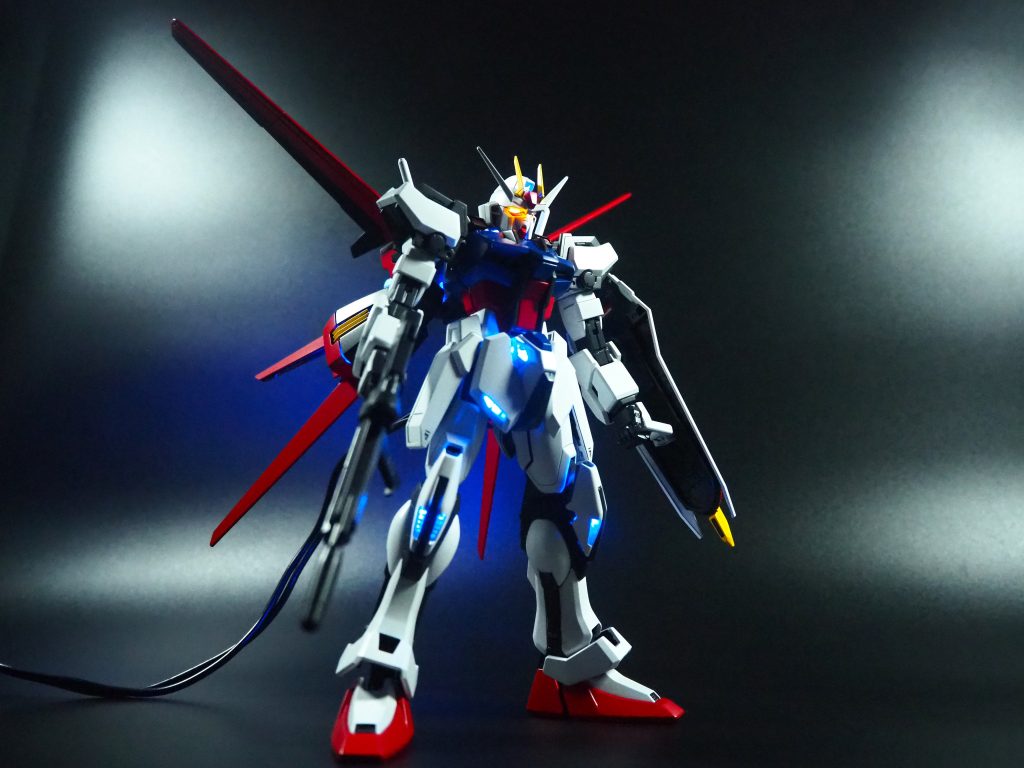 電飾フロント今回は全身のスラスター部分にLEDを仕込み、光るギミックを設けています