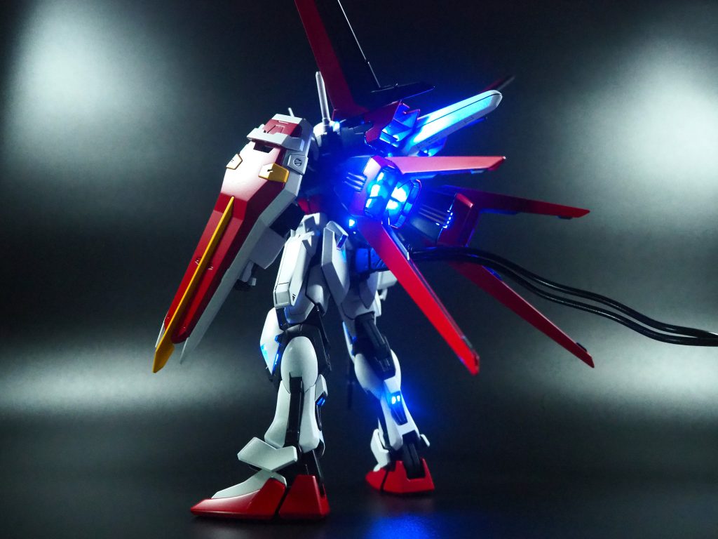 電飾リアスラスター部分はすべて一度開口してから、透明プラ板から自作した内蓋を配置し、均等に光るように改造エールストライカーのバーニア部分は開口後に3Dプリンターで透明のディテール付きの内側パーツ(透明)を自作し、配置することで対応電源は付属のカタパルトベースの給電ケーブル風パーツを本物の給電ケーブルに改造して流用