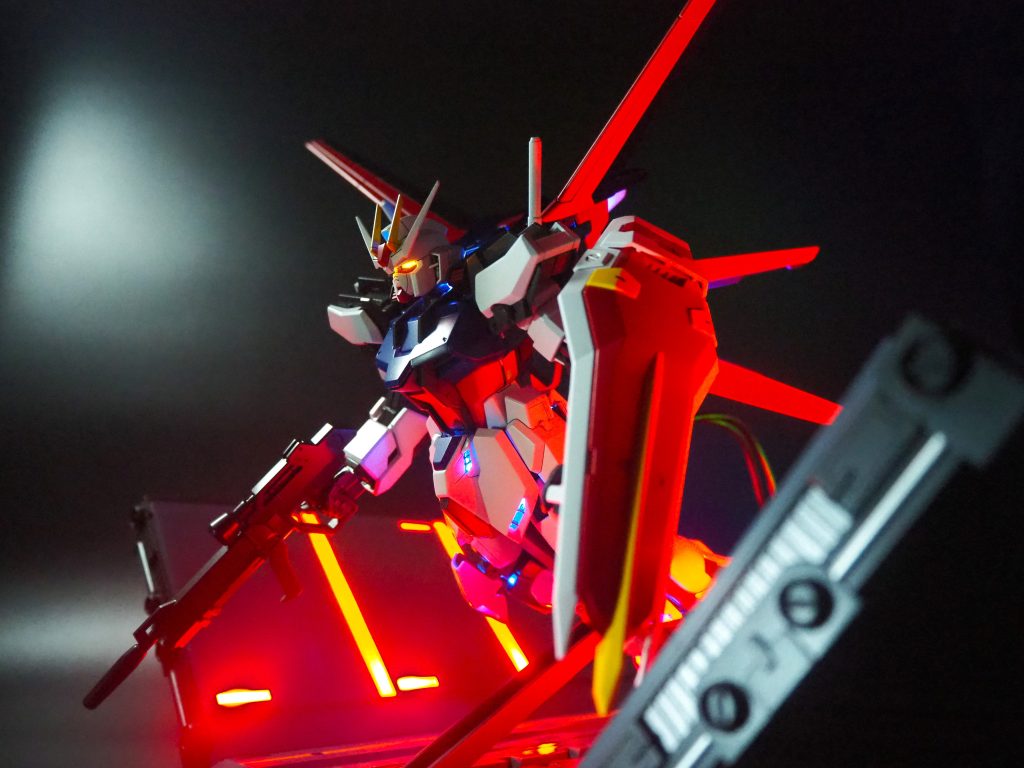 非常に派手な作品なので、どこかに展示する機会があれば、是非生で見ていただきたい作品ですね