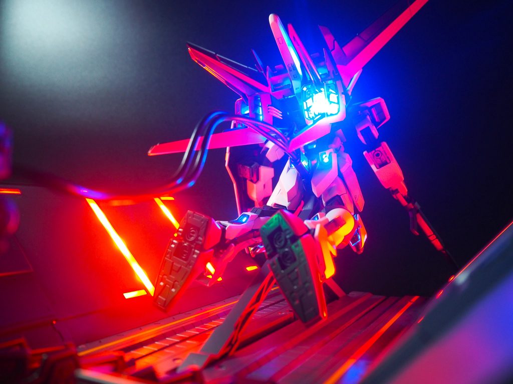 全身点灯リア出撃ポーズだと、スラスター関係の発光が背面に集中するので派手です