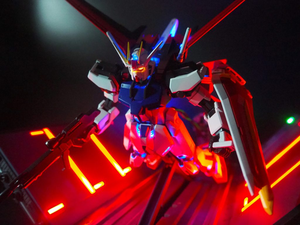 全身の配線は可動にも考慮して行っているので、ストライク本体もある程度のポージングが可能しかし、旧MG自体が、特別可動に優れたキットというわけでは無いので、今回はアクションポーズは控えめにしています