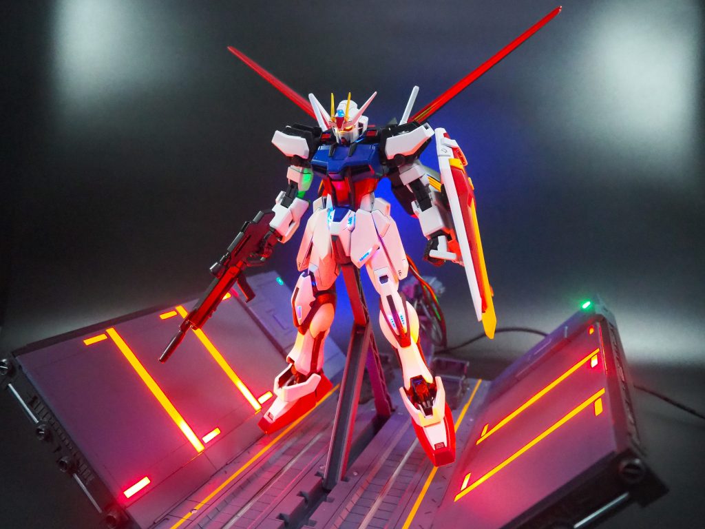 発光状態フライングベースとしての機能もあるので、通常通り使用することも可能全体一斉発光は肉眼で見ると、非常に派手で見ごたえがある一方、写真だとLEDの光を拾いすぎて少々わかりにくくなるのがネック