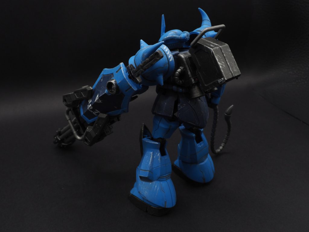 ガトリングガンはコトブキヤの「ウェポンユニット20 ガトリングガン」をベースに、余っていた「メカサプライ13 ラジエートフィンA」を組み合わせました。シールドの裏とガトリングガンにはネオジム磁石を仕込んで、着脱可能にしています。バックパックの内側にもネオジム磁石を入れて、弾倉を背負えるようにしたり、ディアクティブ状態のヒートサーベルもネオジム磁石でシールドに装着しています。「ガンダムデカール No.２８ 1/144 ＨＧ ジオン軍ＭＳ用１」を適当に貼り付けていますが、いくつかは剝がれてしまいました。