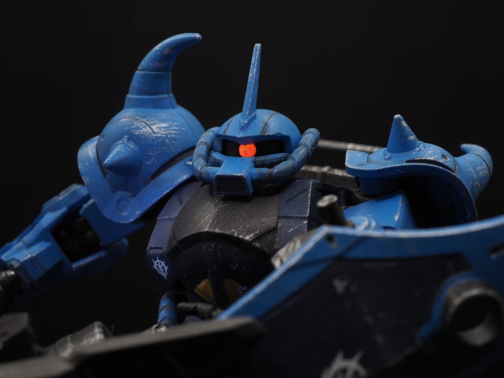 フレームは黒鉄色、その他のアーマーはベースブルー、ベースホワイト、ブルーを2:2:1で混合、およびブルーとブラックを1:1？混合して調色しています。リターダーも少し加えています。ジオン系のGフレームは曲面が多くて塗りやすいです。またブルーが綺麗に発色しました。モノアイはレジン→アクリジョン蛍光ピンクで発光するようにしています。全体的に、バヤシブルさん（https://www.youtube.com/channel/UCQlHBxSPlAoT5VV6LdoIIkQ）の技を参考にしています。