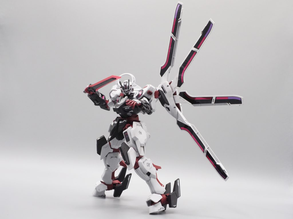 水性サーフェイサー500を塗装した後で、アクリジョンで筆塗りしています。白はベースホワイトに微量のベースグレーを混ぜて調色。白は筆ムラができやすく、今回も苦戦しました。フレーム部分はベースレッド＋ワインレッド（1:1くらい）に塗り替えて、雰囲気を変えています。のるすけさんの作例を真似させてもらっています。https://www.norskehobby.com/2023/08/08/hg_schwarzette/黒いところは黒鉄色です。