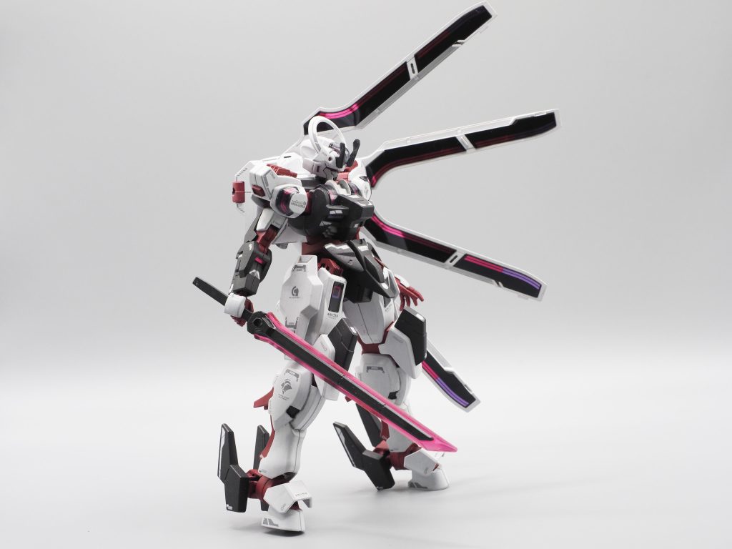 肩や腿にディティールアップパーツを装着しています。のるすけさんの作例を参考にしています。コトブキヤのプラユニット P-126 ダクトノズル III、メカサプライ13 ラジエートフィンAです。