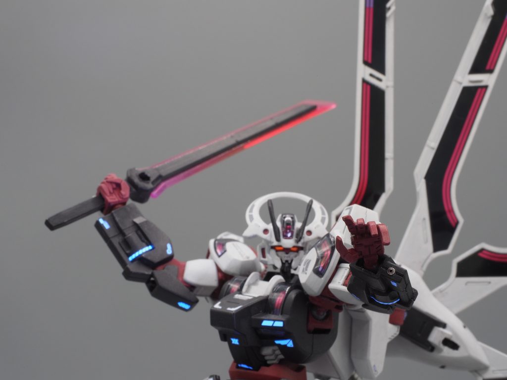 デカールは「蛍光!! HG RG EG 1/144 ロボット MS 炎社ディテールアップ用水転写式デカール (HG 1/144 ガンダムシュバルゼッテ用)」です。ブラックライトを照射すると発光します。頭部の黒い角が（おそらく塗装のせいで）はまりにくくなり、折れる→接着する→折れる、を繰り返しました。小さいパーツで、こいつには泣かされました。。。