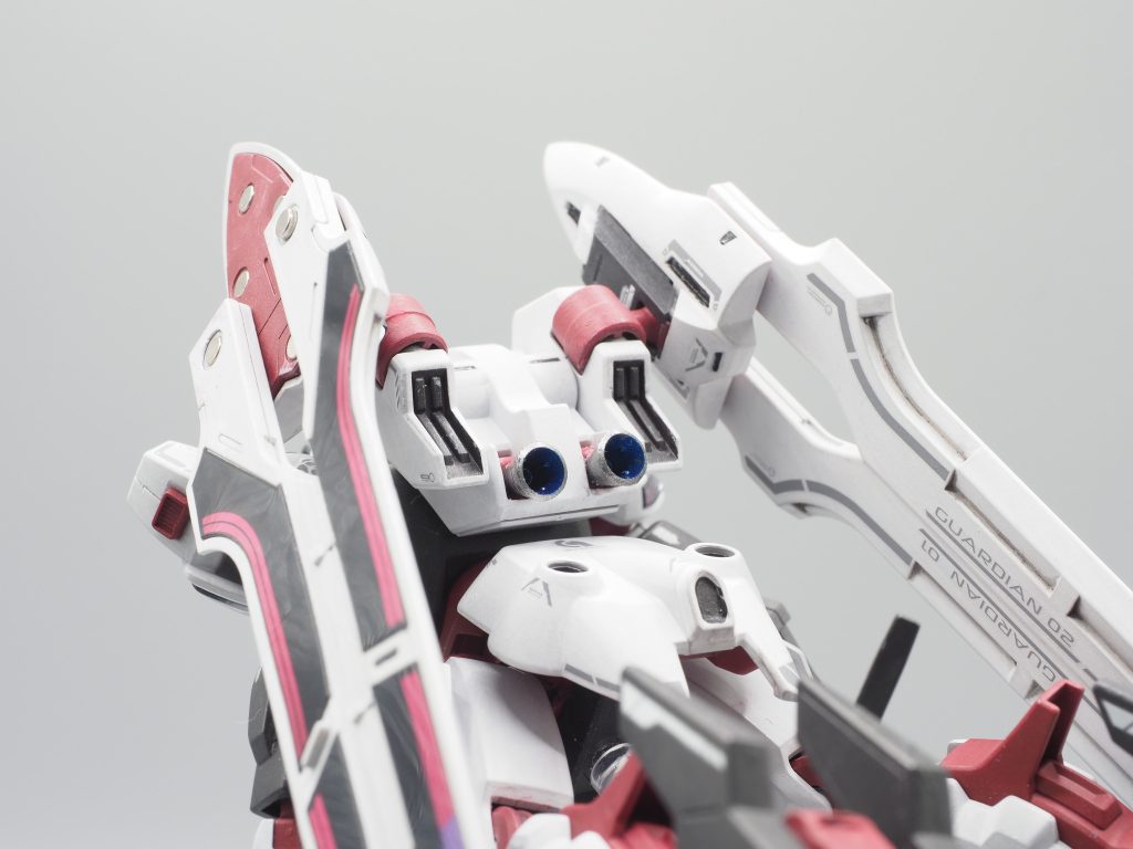 ネオジム磁石の向きがややこしく、ガーディアンを閉じる（ガーディアン・シース）は諦めました。防御用ビットステイヴの向きを変えて装着してみましたが、マクロスっぽく？なって気に入っています。バックパックにはバーニアをつけています。コトブキヤのプラユニット P-113 バーニアノズル IIIです。