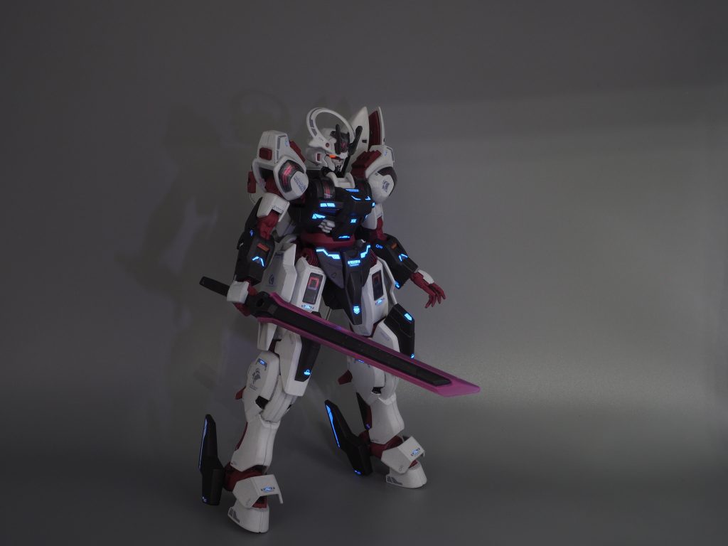 デカールの発光、シュバルゼッテの雰囲気にぴったりです。サードパーティ製のデカールを使うのは初めてでしたが、ガンダムデカールよりも貼りやすく、粘着力も強くて使いやすかったです。